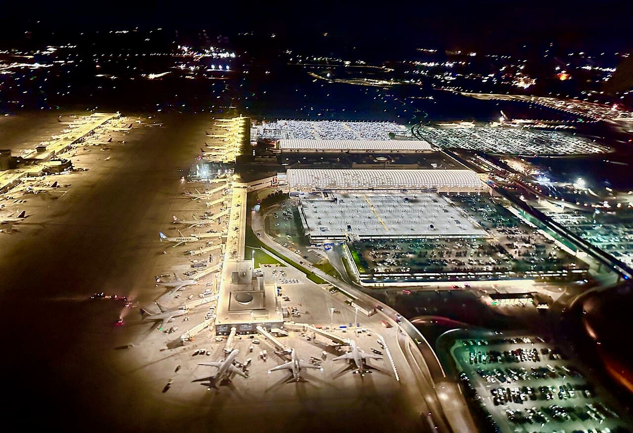 Alligator on Runway Briefly Delays Delta Flight at Atlanta Airport - Wikimedia Commons