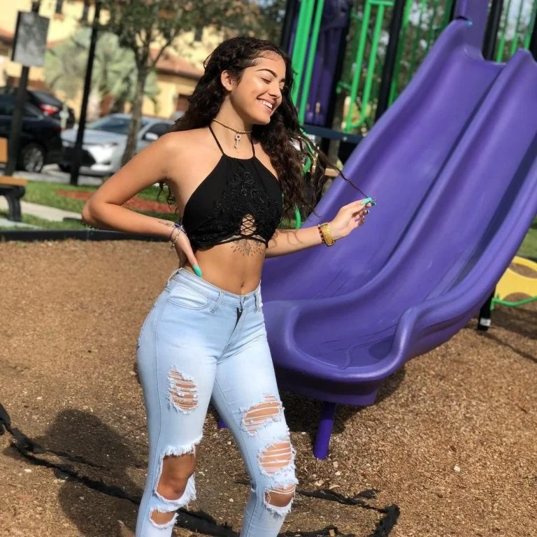 12 Sexy Photos Of The Tantalizing Malu Trevejo 1886